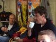 Pauze met een kop koffie en een stuk gebak