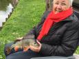 Vrouw met vis baars